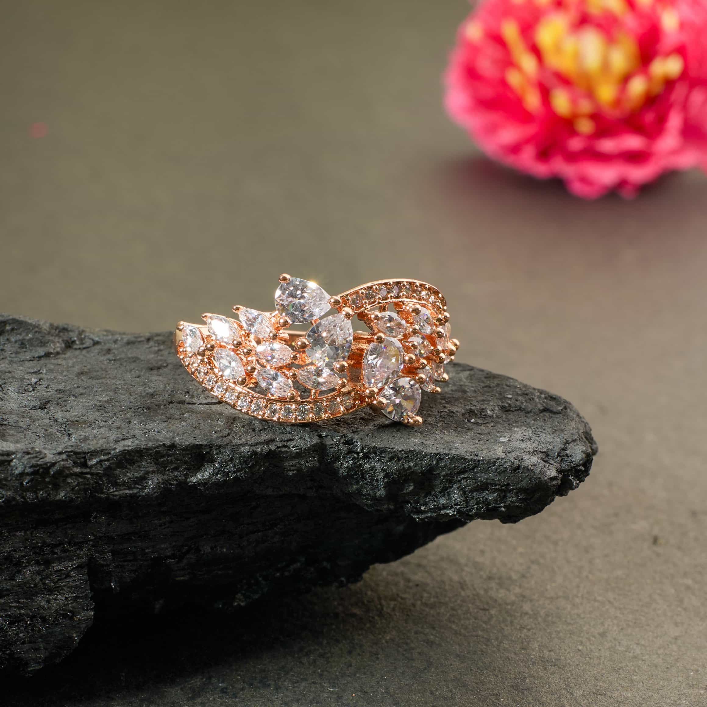 The Rosegold Luminous Crest Ring